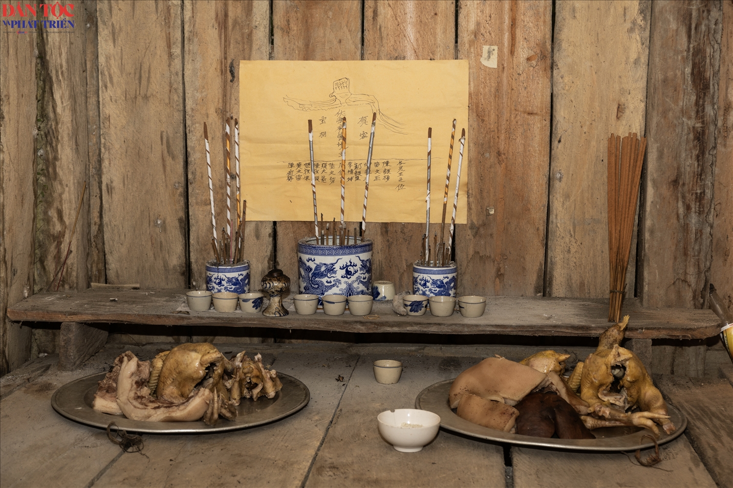 Không gian bên trong miếu thờ 12 vị thần linh, trong đó có Bàn Vương – thủy tổ của người Dao, cùng các vị thần núi, thần sông, thần đất và tổ tiên, thể hiện thế giới quan phong phú của cộng đồng. 