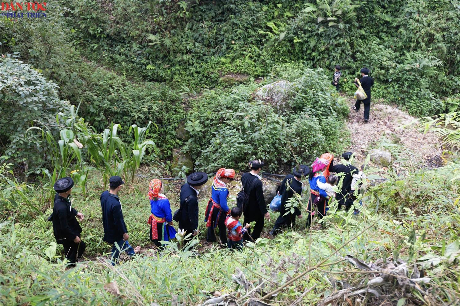 Trước ngày diễn ra nghi lễ, từ sáng sớm, người dân đã tập trung tại nhà chủ làng để chuẩn bị lễ vật, mỗi người một việc, tạo nên không khí tất bật nhưng đầy gắn kết. 
