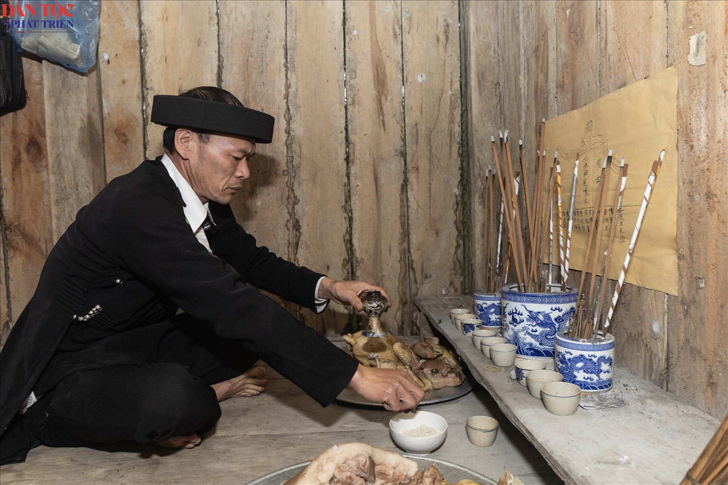 Trong không gian linh thiêng của miếu, thầy cúng thực hiện các nghi thức truyền thống với những bài khấn bằng tiếng Dao cổ, kết nối con người với thế giới thần linh và tổ tiên, đồng thời gửi gắm ước mong mưa thuận gió hòa, mùa màng bội thu, gia súc phát triển, cuộc sống ấm no, hạnh phúc cho cả bản làng.