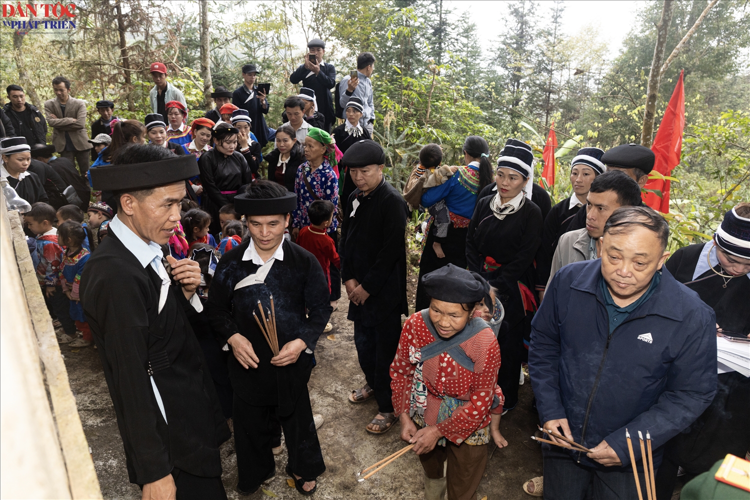 Sau nghi lễ, người dân cùng nhau bàn bạc, thống nhất những quy ước chung của cộng đồng, trong đó nổi bật là việc bảo vệ rừng – nguồn sống quan trọng của người Dao. 