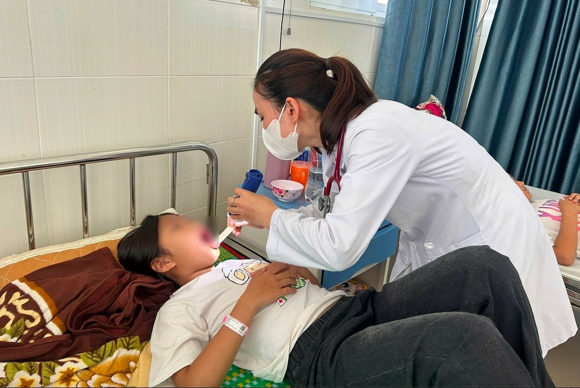 Một trường hợp bị ngộ độc nghi do ăn bánh mì đang điều trị tại bệnh viện. (Ảnh: P.Q)