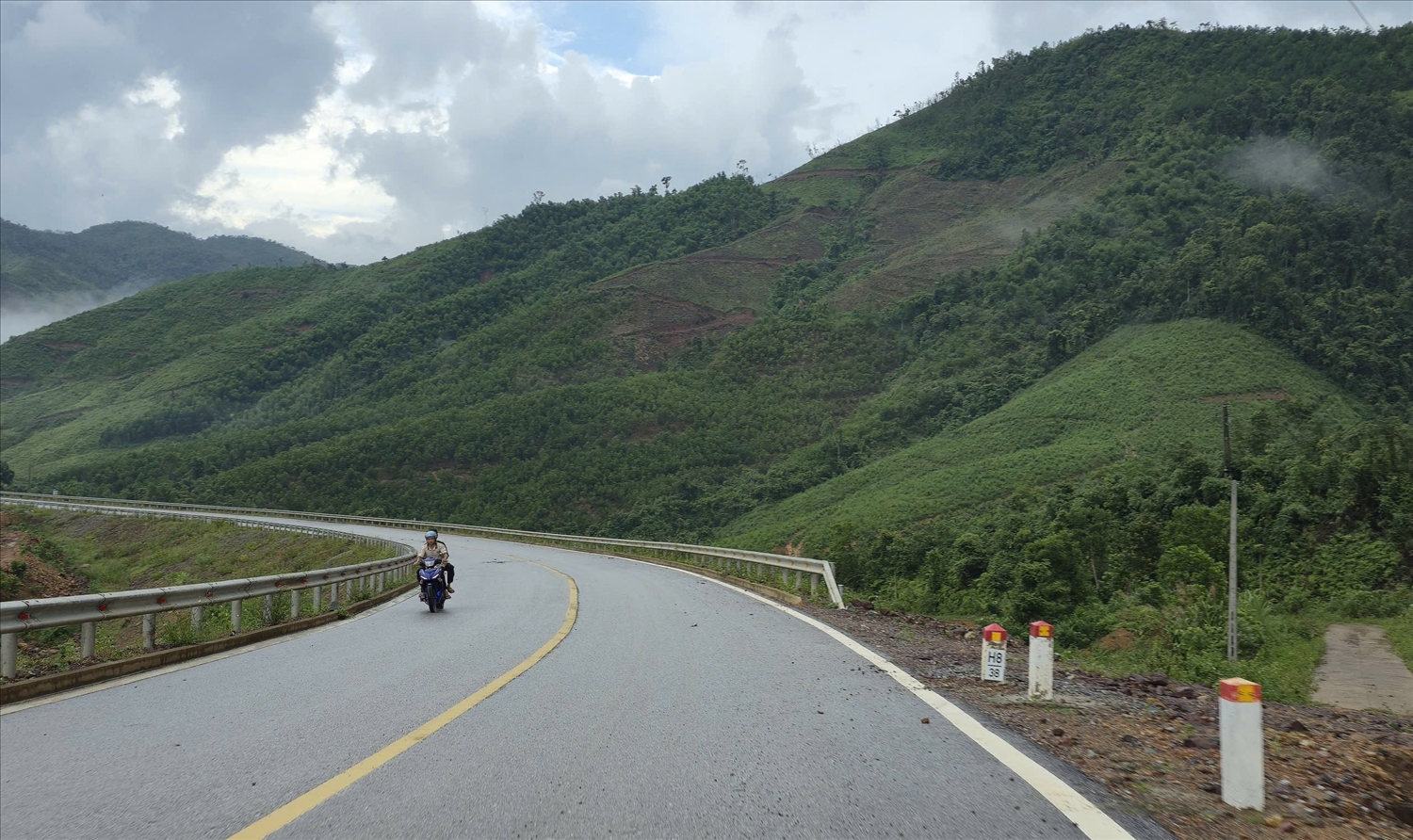 Hạ tầng giao thông ở miền núi Kỳ Thượng đã được đầu tư tương đối đồng bộ, tạo nhiều điều kiện để địa phương phát triển về mọi mặt.