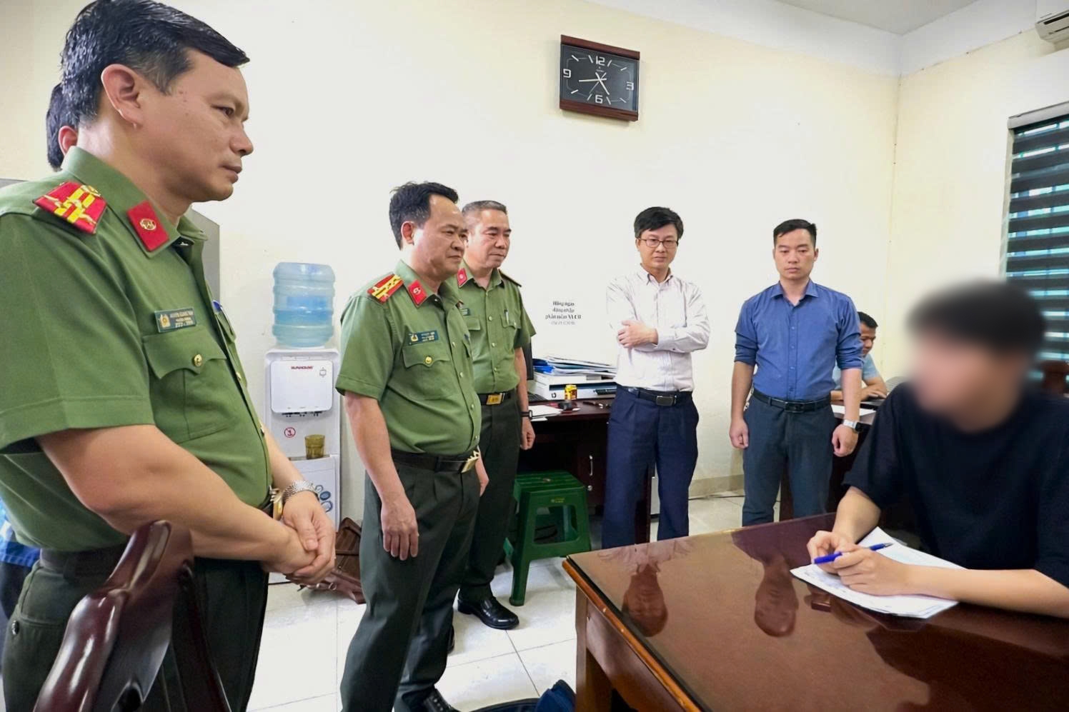 Lãnh đạo Công an tỉnh Thanh Hóa làm việc với một trong số các đối tượng. (Ảnh: CATH)