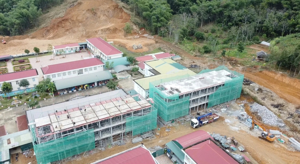 Dự án Trường nội trú liên cấp Tiểu học - Trung học cơ sở Sơn Thủy, xã Sơn Thủy đang đẩy mạnh tiến độ thi công.