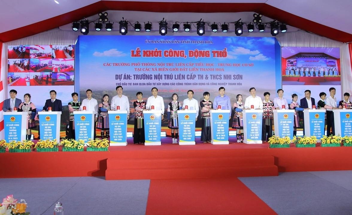 Các đại biểu và đại diện học sinh Trường nội trú liên cấp TH&THCS Nhi Sơn ấn nút khởi công trường học ngày 19/3