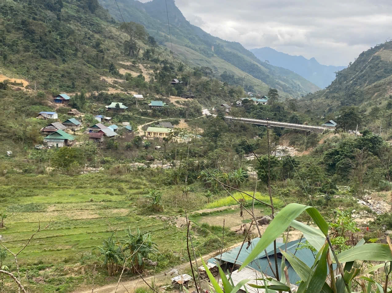 Nơi biên cương xứ Nghệ, sự học chưa bao giờ là dễ dàng - Trong ảnh: Đường vào trung tâm xã biên giới Nhôn Mai - Ảnh: Thanh Hải