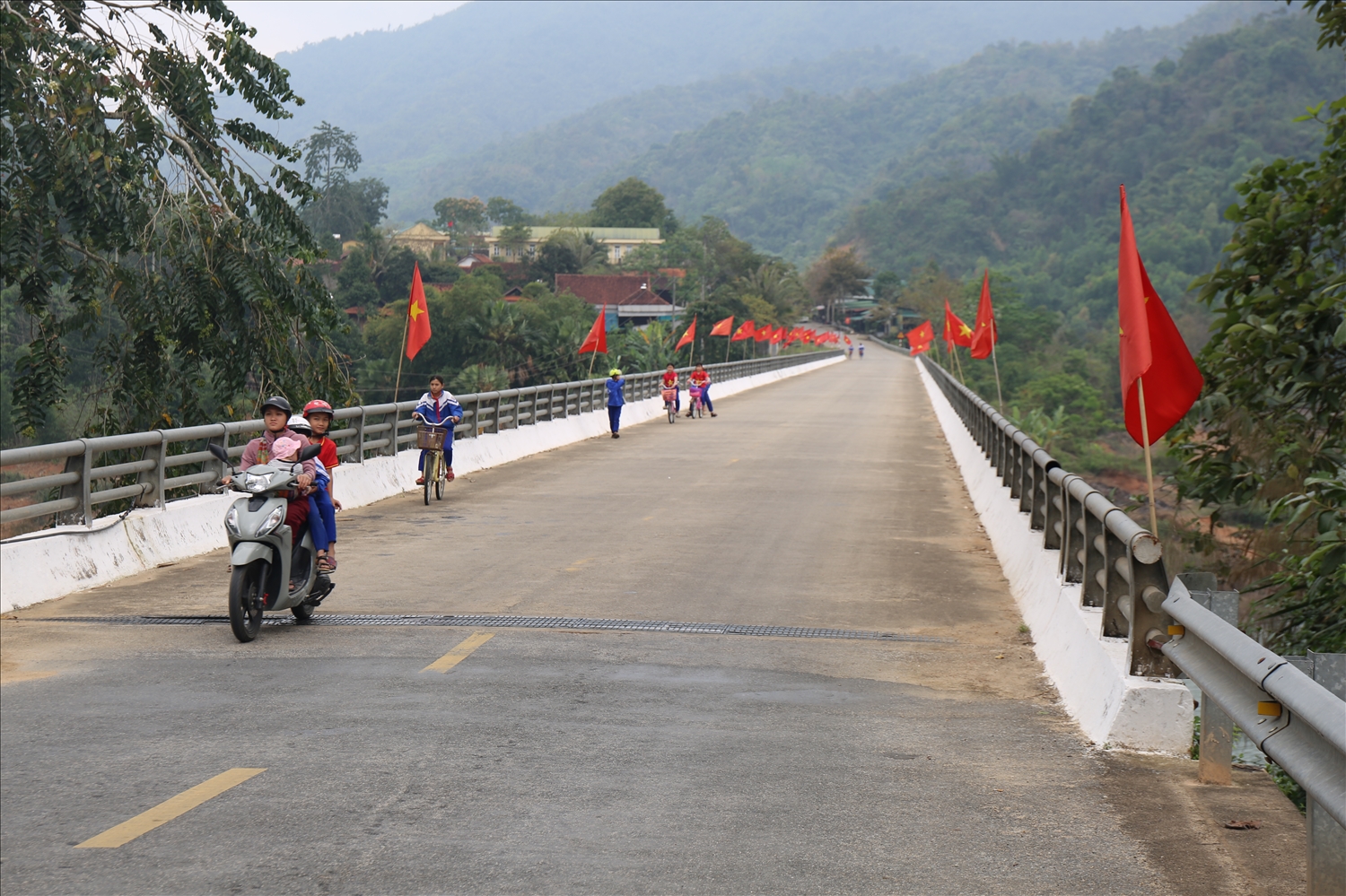 Học sinh điểm trường Mường Piệt, trường tiểu học Thông Thụ 1, xã Thông Thụ trên đường đi học về - Ảnh: Thanh Hải