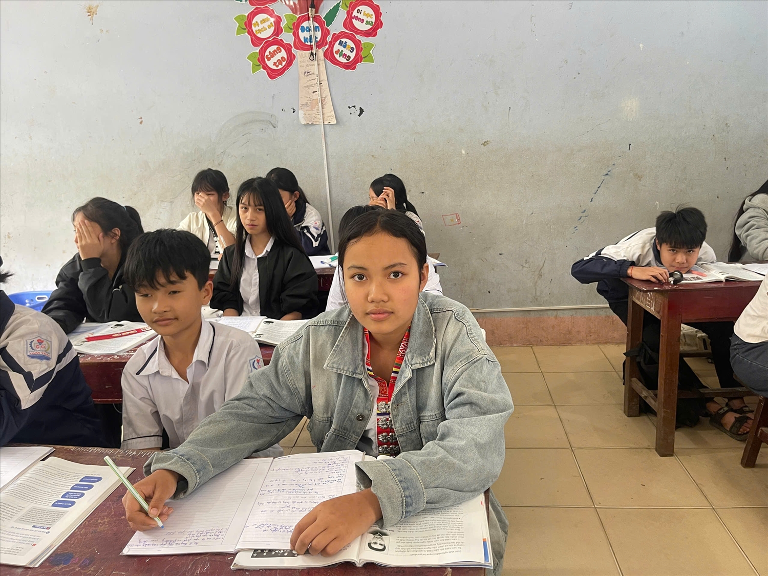 Em Kha Hiền Dịu - học sinh lớp 8B, trường THCS Tam Thái (xã Tam Thái): Cháu rất mong ngôi trường sớm hoàn thành, để việc học được thuận lợi hơn - Ảnh: Anh Tuấn