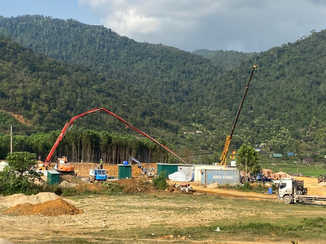 Thi công trường nội trú liên cấp tại xã Tri Lễ - Ảnh: Thanh Hải