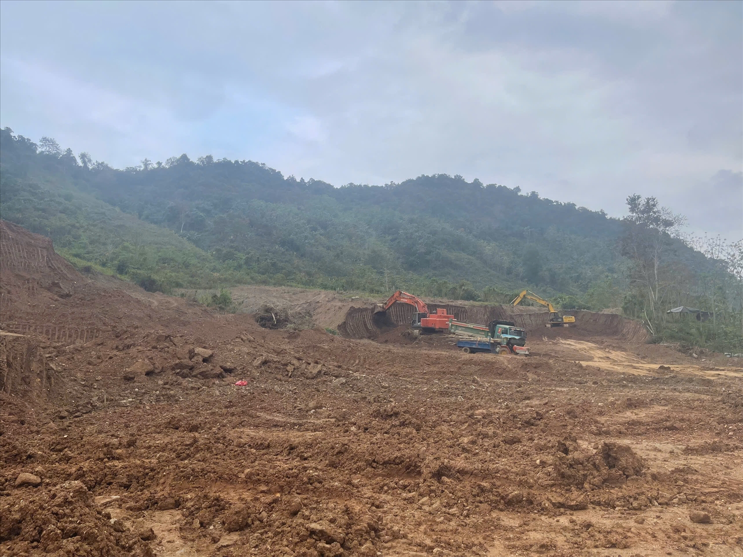 Tạo mặt bằng thi công công trình xây dựng trường nội trú liên cấp xã Tam Thái - Ảnh: Thanh Hải