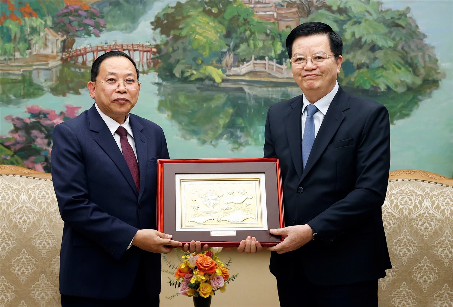 Phó Thủ tướng Chính phủ Mai Văn Chính tặng quà Ngài Chay Borin - Bộ trưởng Bộ Lễ nghi và Tôn giáo Vương quốc Campuchia. Ảnh: Phạm Hải