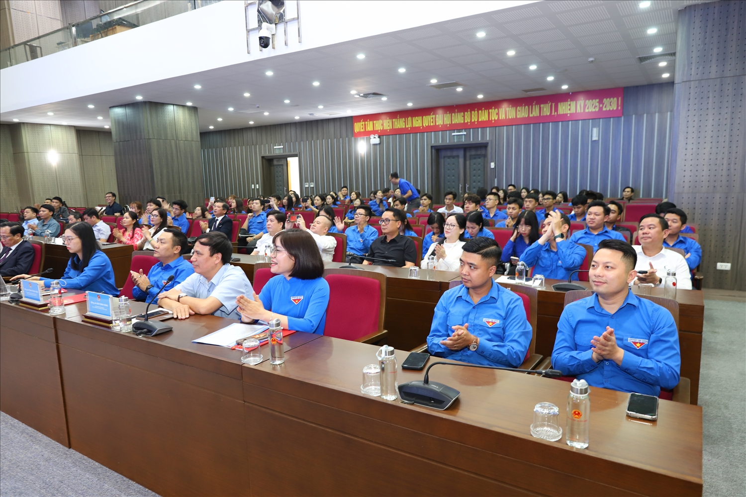 Các đại biểu đoàn viên thanh niên Bộ Dân tộc và Tôn giáo tham dự chương trình