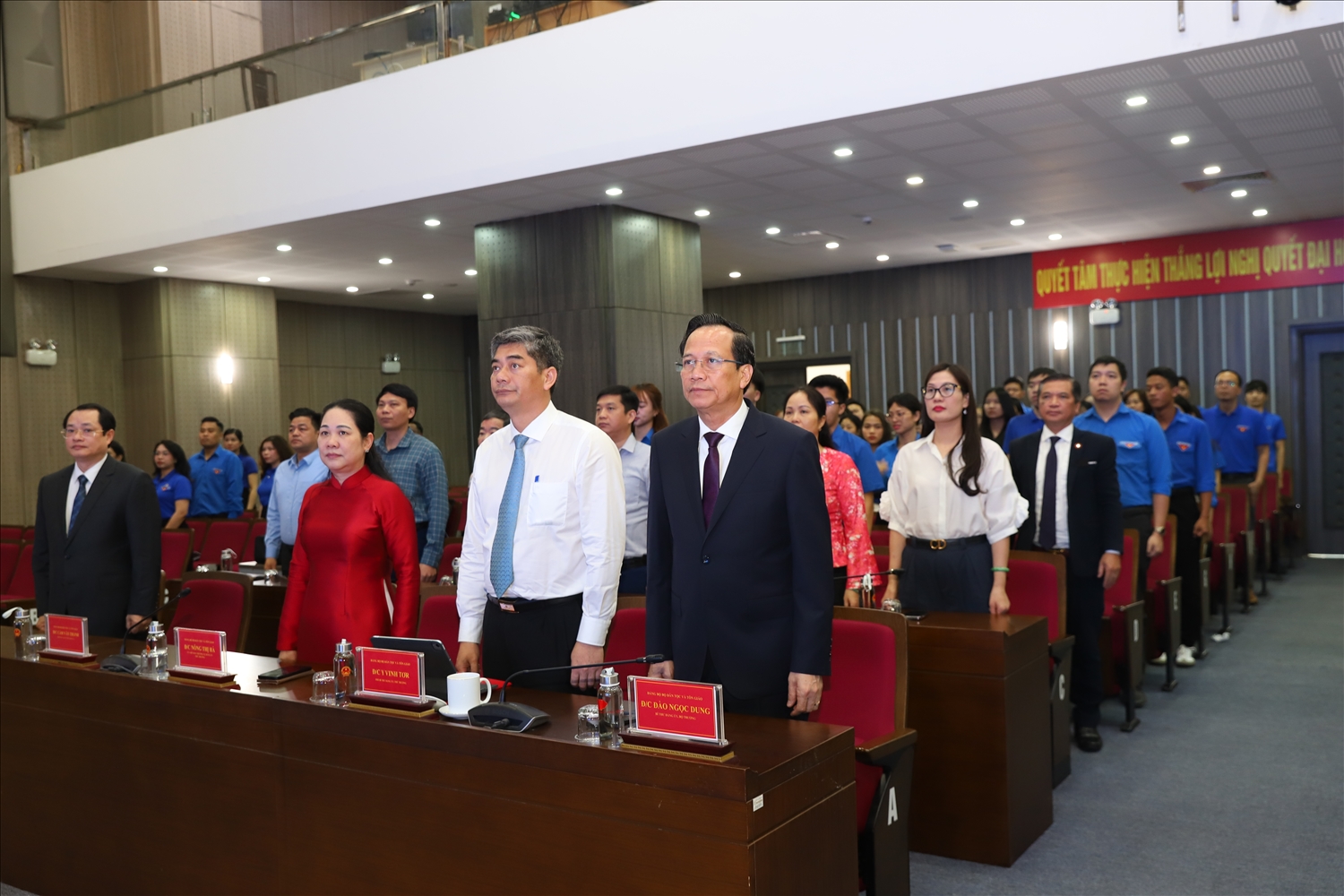 Bộ trưởng Đào Ngọc Dung cùng các đại biểu làm lễ chào cờ