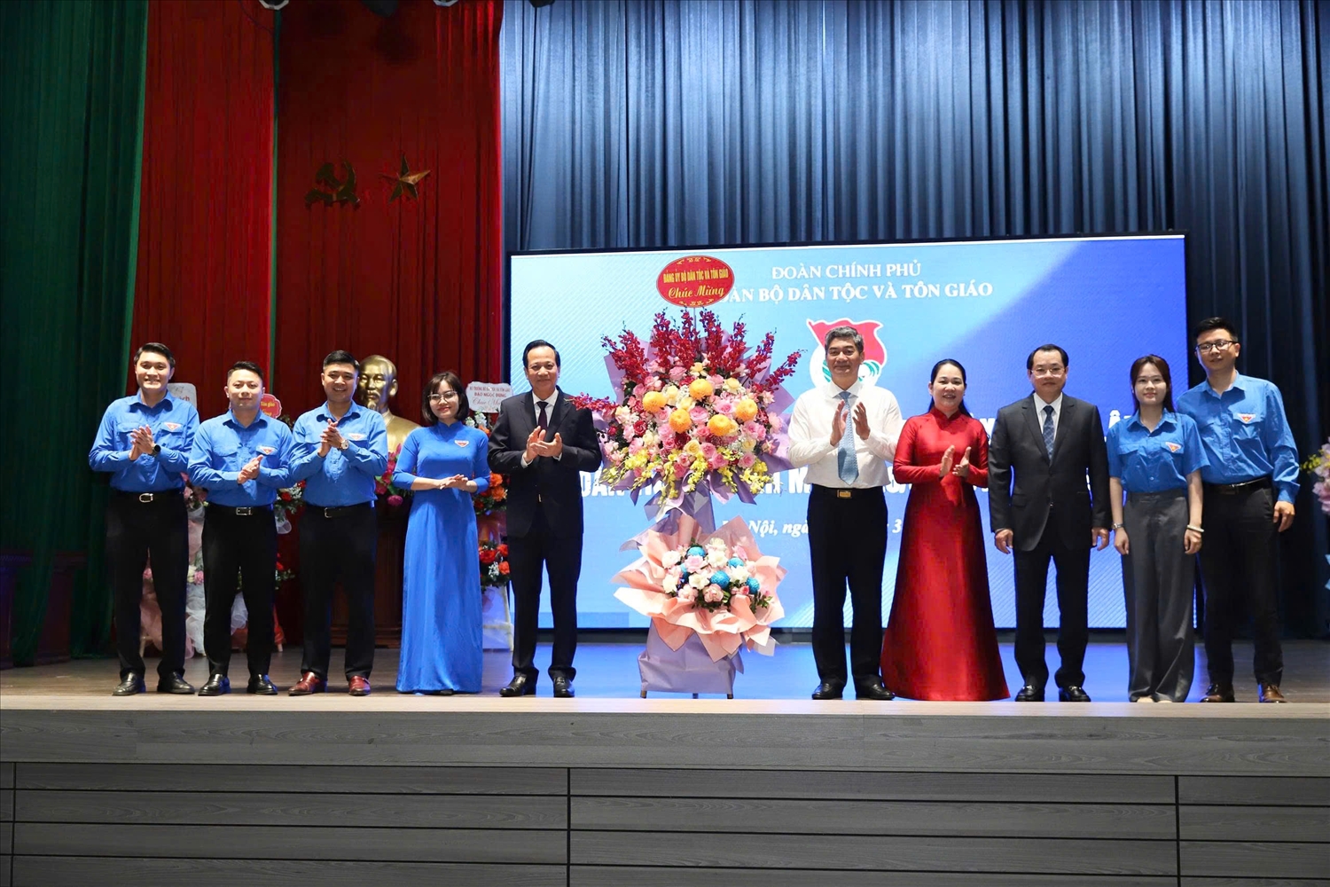 Bộ trưởng Đào Ngọc Dung cùng các đồng chí lãnh đạo tặng hoa chúc mừng Đoàn Thanh niên Bộ Dân tộc và Tôn giáo