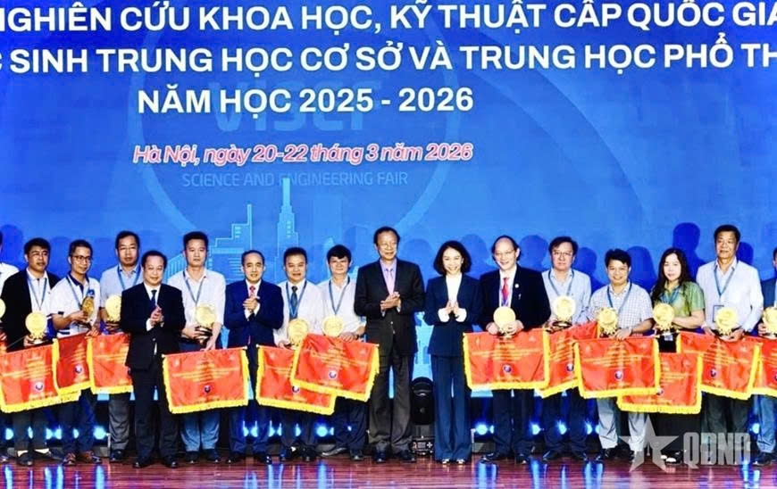 Trao giải tại cuộc thi. Ảnh: Thùy Biên (Báo QĐND)