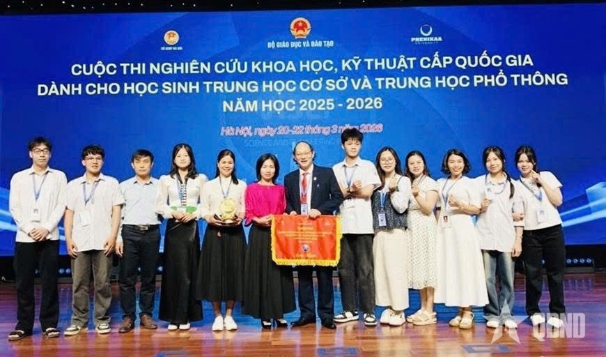 Đội tuyển tỉnh Điện Biên nhận giải tại cuộc thi. Ảnh: Thùy Biên (Báo QĐND)