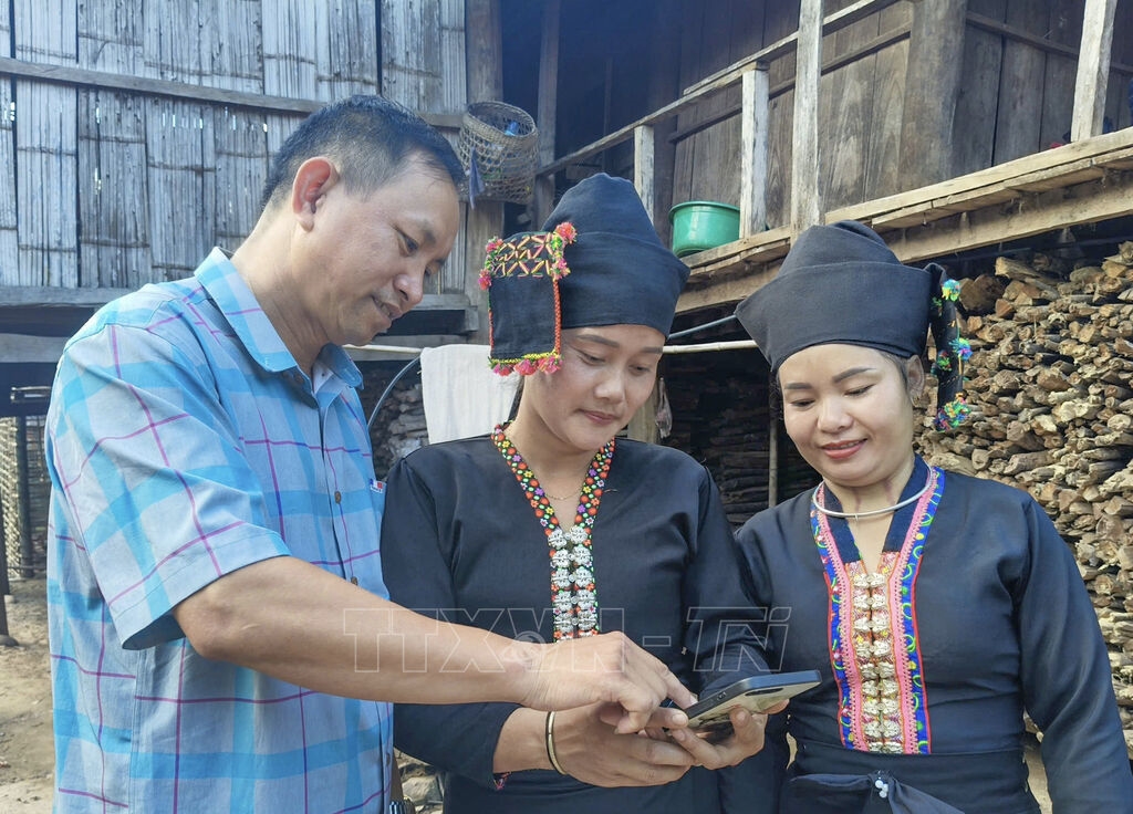 Cán bộ xã Nậm Kè, tỉnh Điện Biên hướng dẫn người dân thực hiện dịch vụ công trên nền tảng số (Ảnh TL)