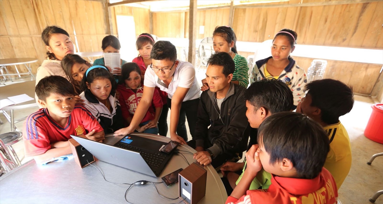 Một trong những nhiệm vụ trong Chương trình là thu hẹp khoảng cách số và mức độ tiếp cận thông tin số của trẻ em giữa các vùng, miền. (Ảnh minh họa)