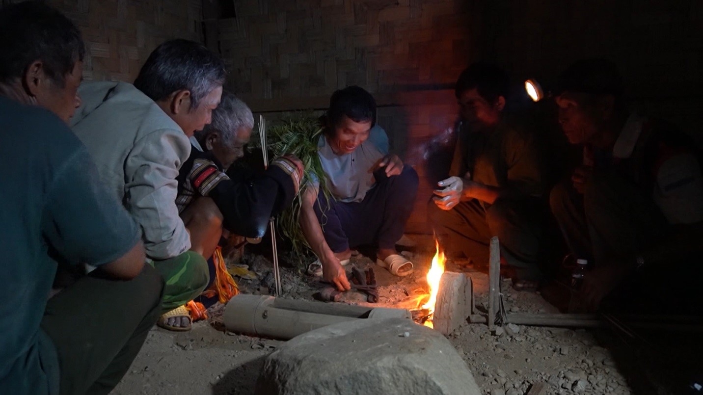 Già làng và những người uy tin thực hiện nghi thức đổ than vào lò rèn và bắt đầu rèn nông cụ
