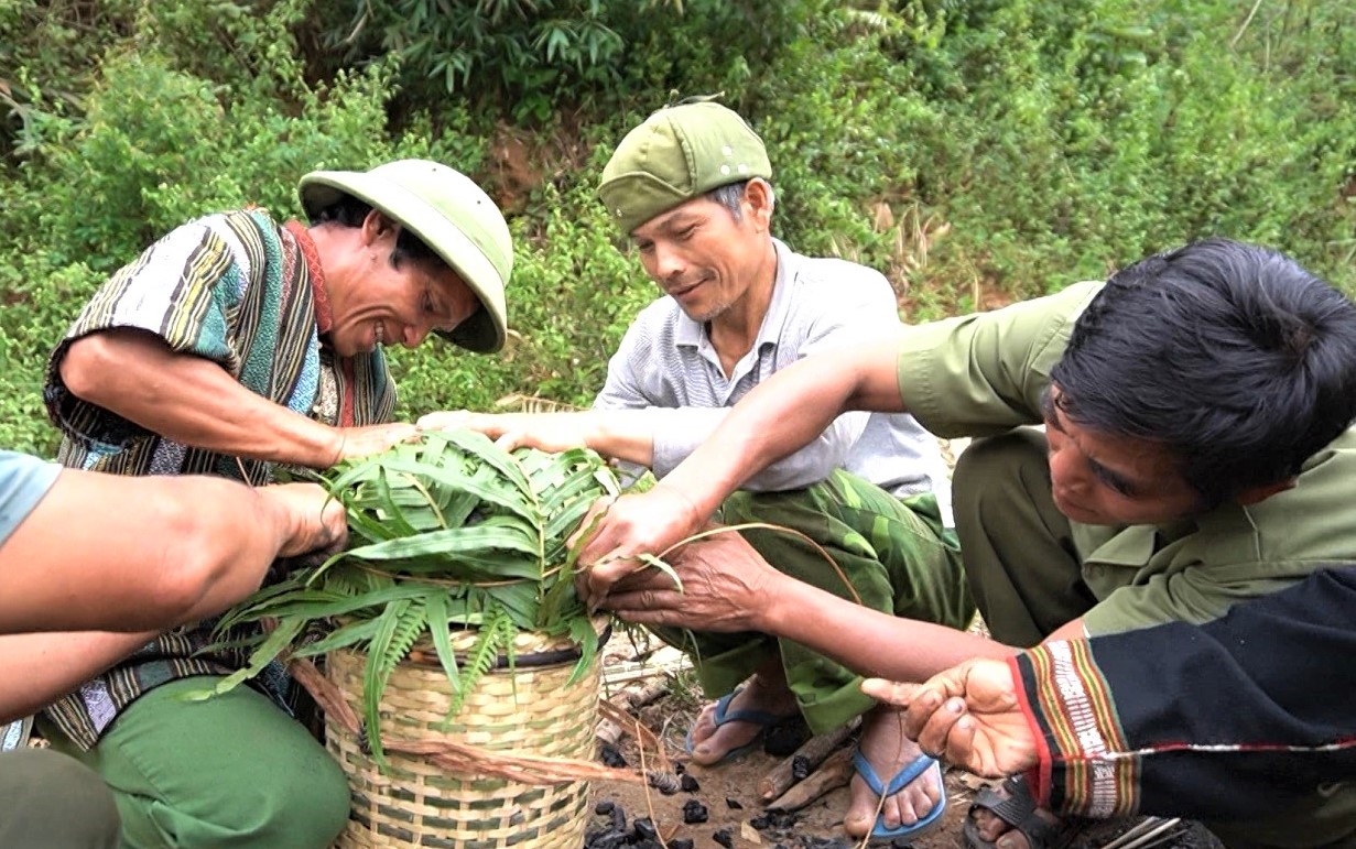 Sau khi hoàn thành việc đốt than, ngưới Gié Triêng sẽ lấy than cho vào gùi và phải thật đầy than với mong muốn một vụ mùa mới bội thu