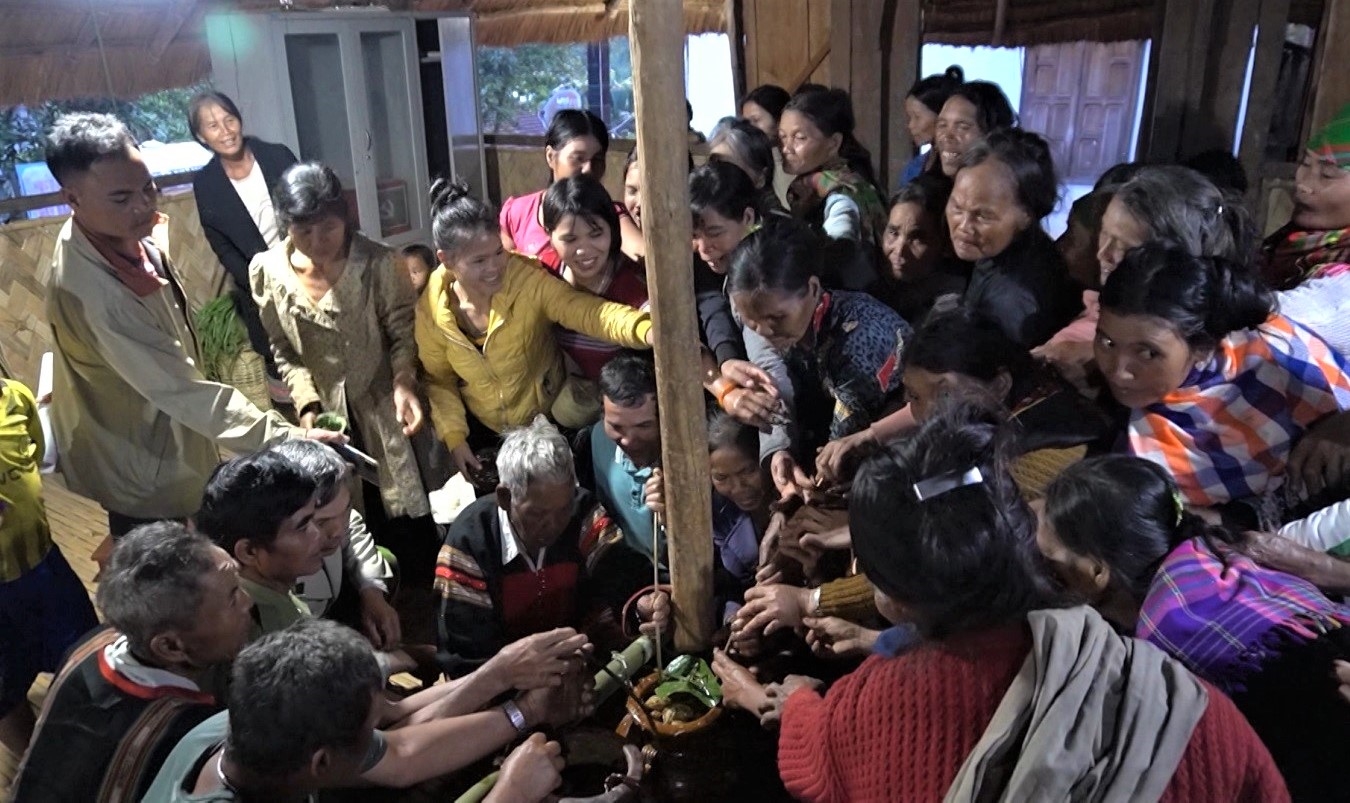 Nghi thức cúng bên ghè rượu thiêng, đây là nghi thức thể hiện sự tôn kính của người Gié Triêng với thế giới tâm linh 