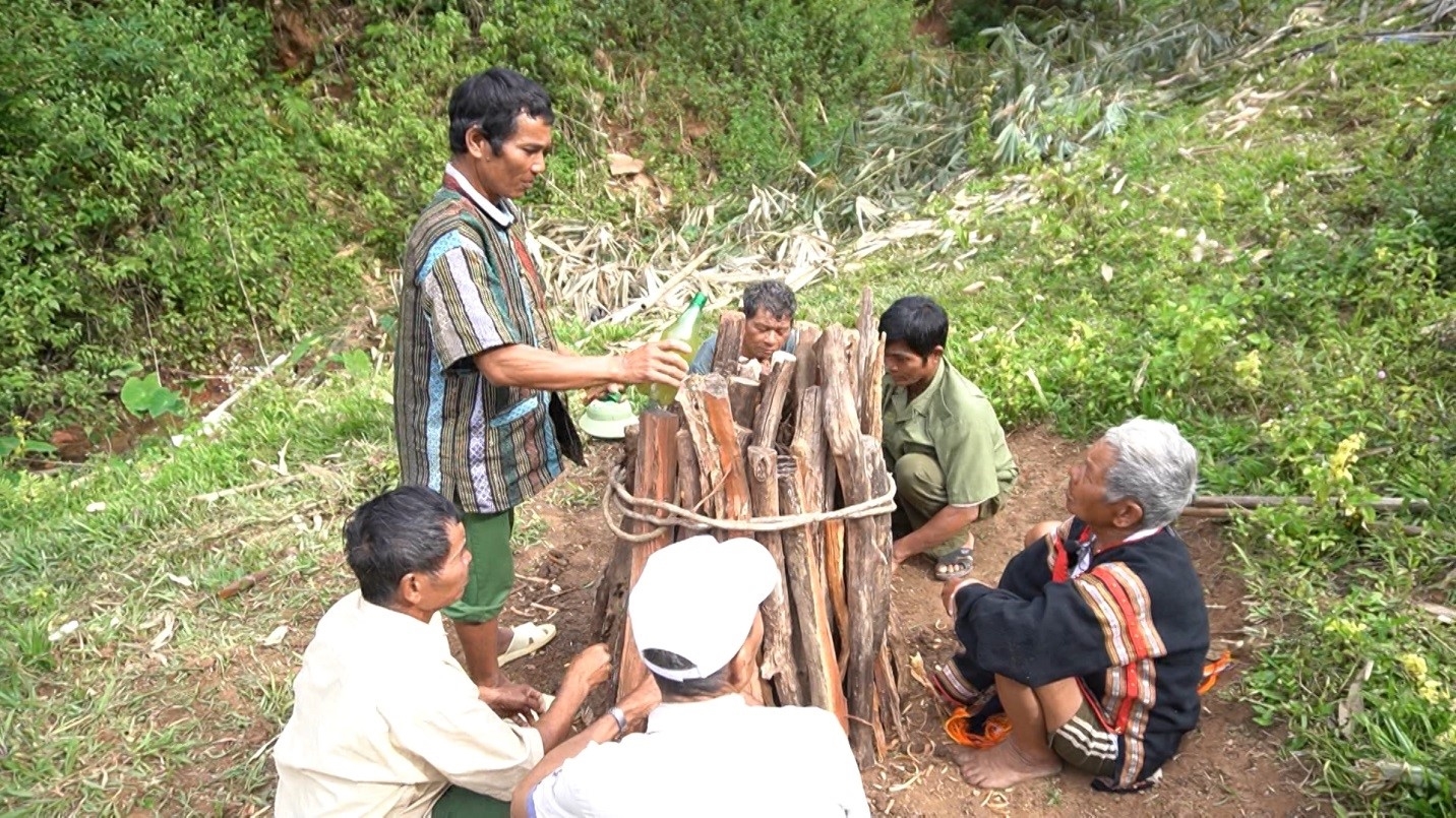 Già làng cùng với những người uy tín đại diện cho cộng đồng làng sẽ thực hiện nghi thức đốt than trong lễ Cha K’chiah