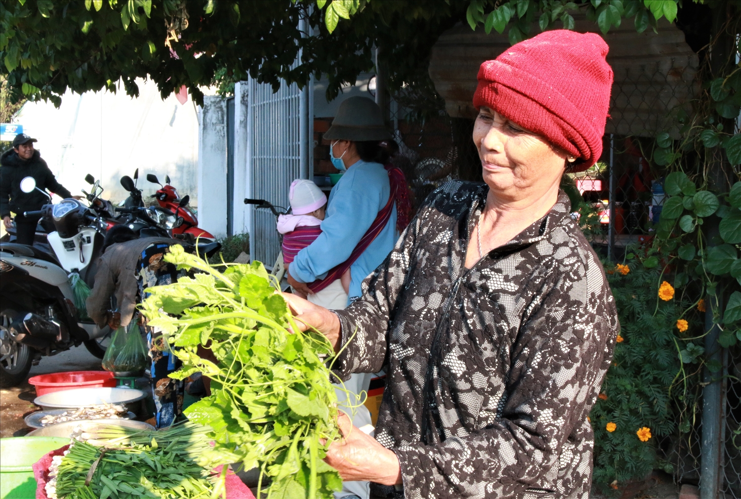 Bà Y Dup, làng Plei Đôn, phường Kon Tum khoe bó rau bí mới hái còn tươi xanh. (Ảnh: Ngọc Chí)