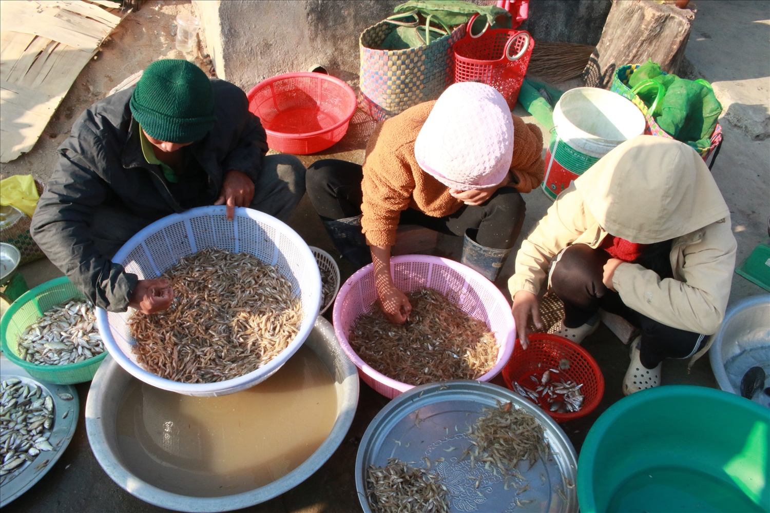 Sau khi đánh bắt về, vợ chồng anh A Yot và chị Y Lai lựa tôm, cá ra riêng để bán cho người mua. (Ảnh: Ngọc Chí)