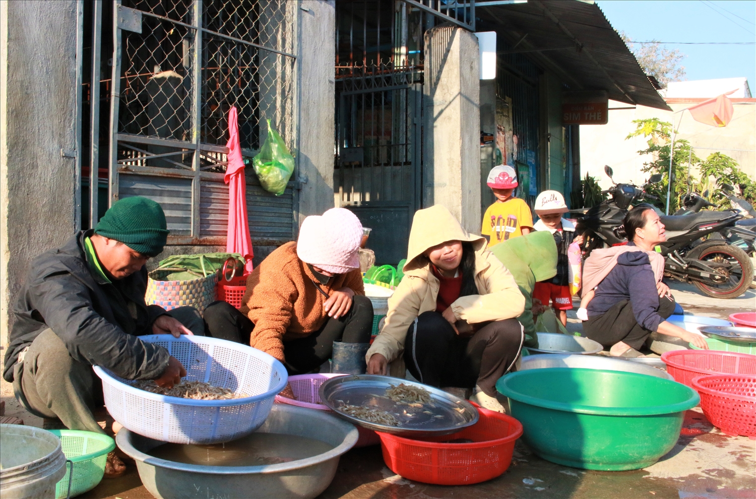 Vợ chồng anh A Yot và chị Y Lai (từ bên trái sang), ở làng Plei Đôn, phường Kon Tum mưu sinh bằng nghề đánh bắt cá từ nhiều năm nay. (Ảnh: Ngọc Chí) 