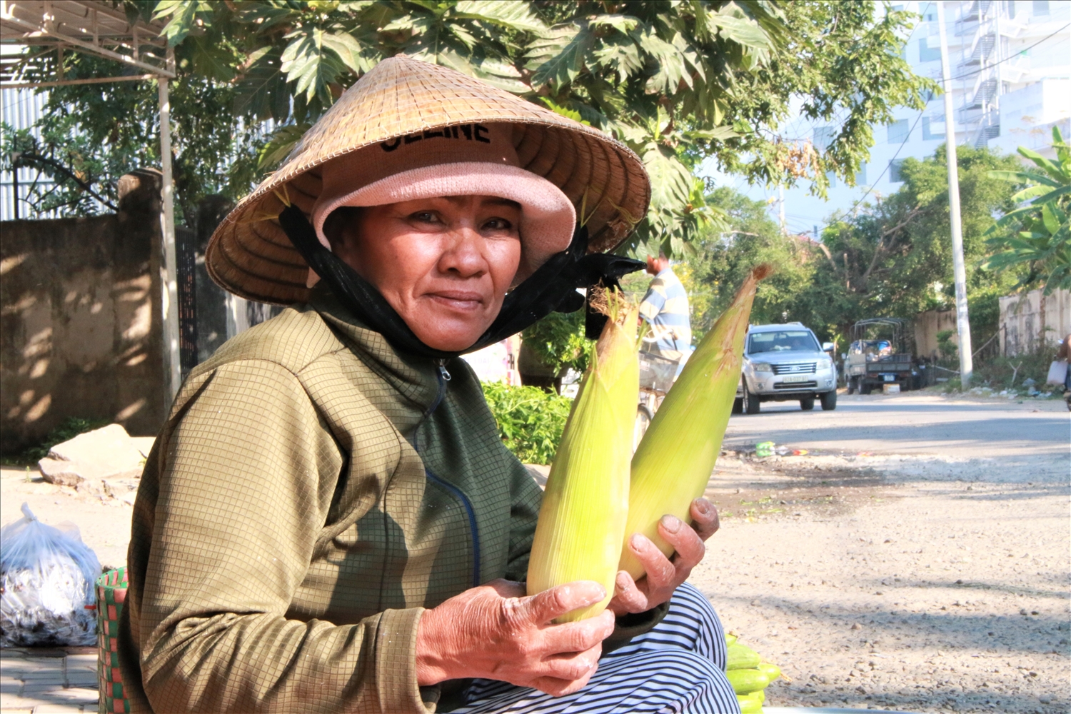 Bà Y Ngưng, làng Plei Tơngia, phường Kon Tum khoe những trái bắp gia đình trồng được ở các bãi bồi ven sông Đăk Bla. (Ảnh: Ngọc Chí)