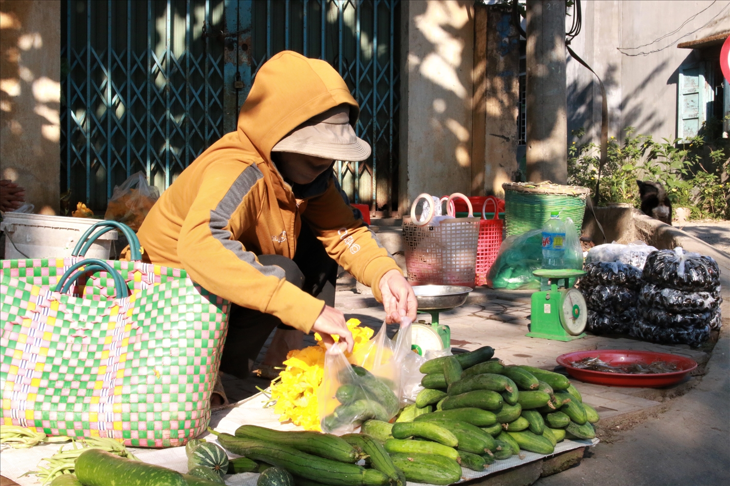 Những quả bí, mướp, dưa leo được đồng bào DTTS mang lên phố thị để bán cho khách (Ảnh: Ngọc Chí)