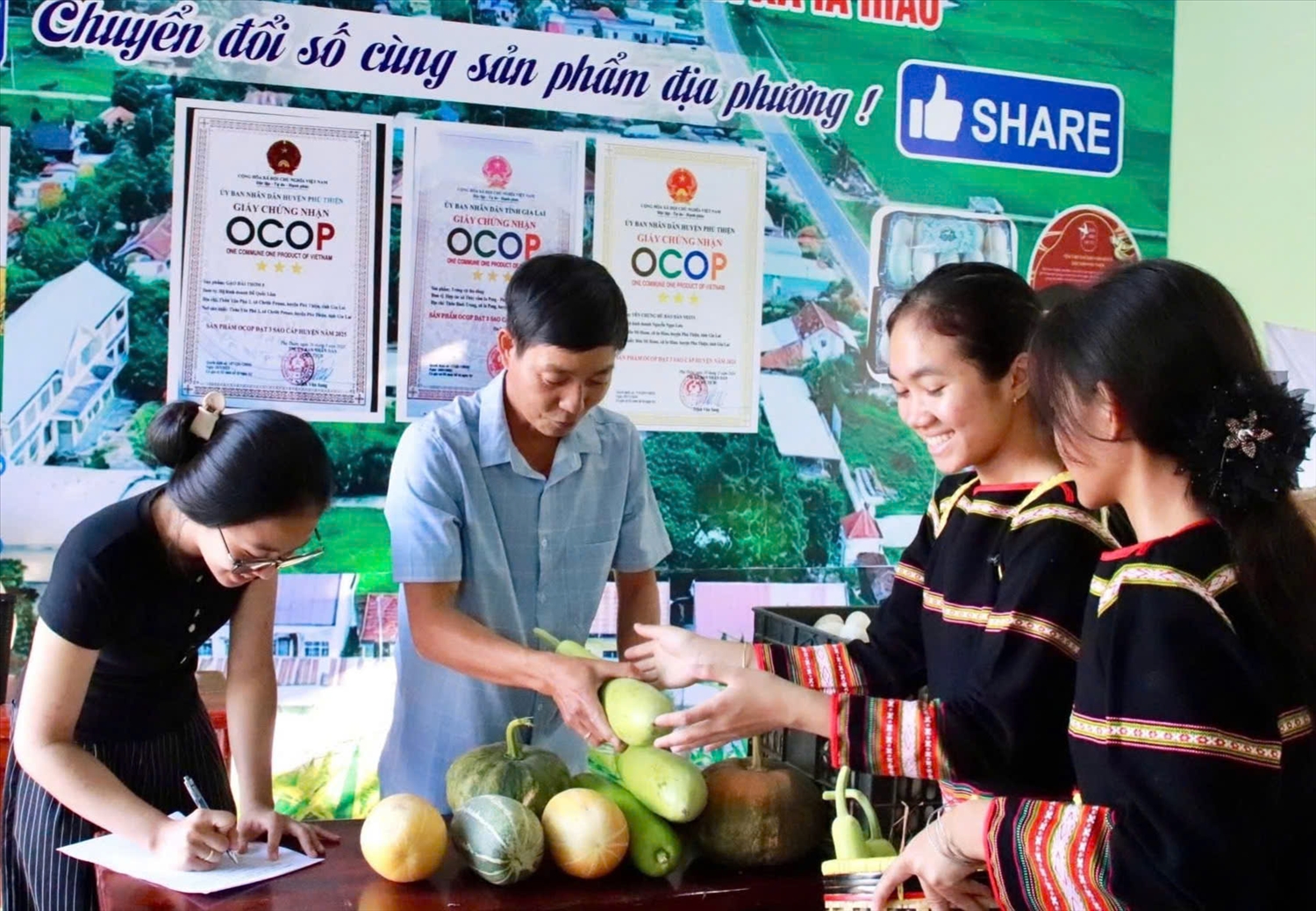 Người dân mang nông sản đến ủng hộ gây quỹ tiếp sức học sinh khó khăn đến trường