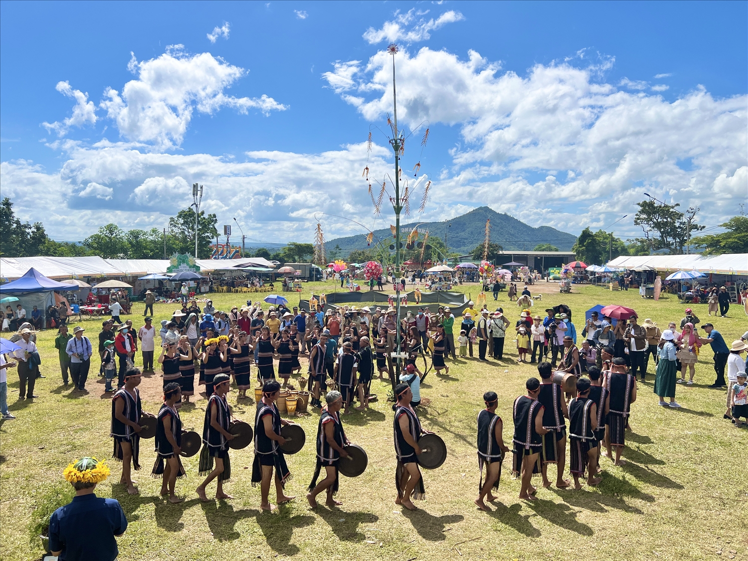 Đồng bào Gia Rai trình diễn cồng chiêng dưới chân núi lửa Chư Đang Ya