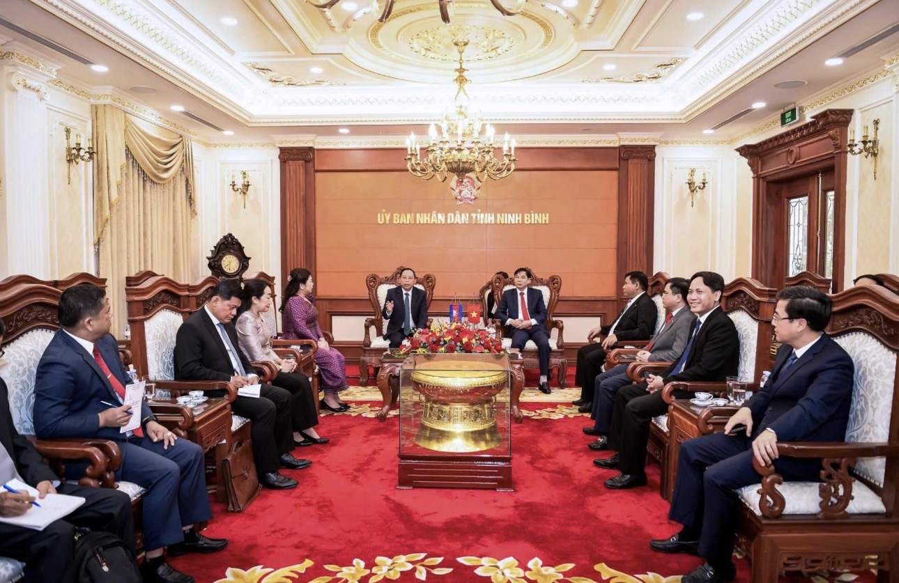 Tiếp và làm việc với đoàn Bộ trưởng Bộ Lễ nghi và Tôn giáo Campuchia có Phó Chủ tịch UBND tỉnh Ninh Bình Nguyễn Anh Chức cùng lãnh đạo các sở, ban, ngành của tỉnh. 