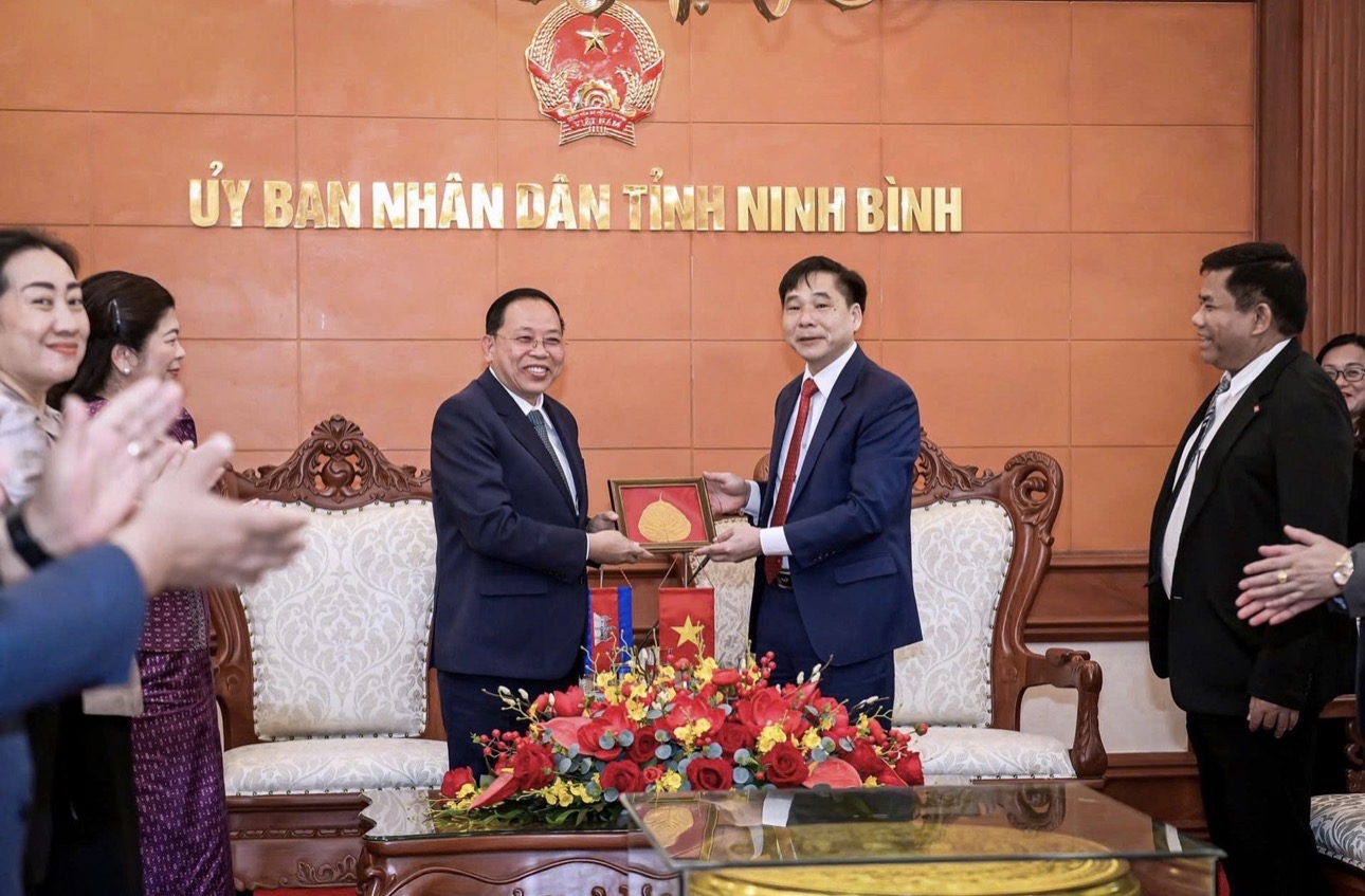 Phó Chủ tịch UBND tỉnh Ninh Bình Nguyễn Anh Chức trao tặng quà lưu niệm tới Bộ trưởng Bộ Lễ nghi và Tôn giáo Campuchia.
