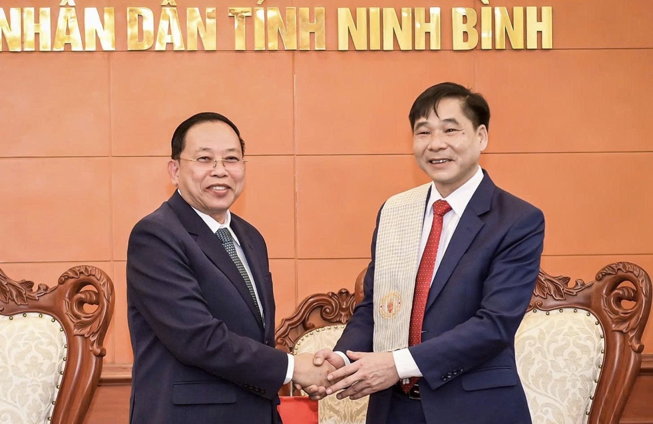 Bộ trưởng Bộ lễ nghi và Tôn giáo Campuchia Chay Borin trao tặng khăn lưu niệm tới Phó Chủ tịch UBND tỉnh Ninh Bình Nguyễn Anh Chức.