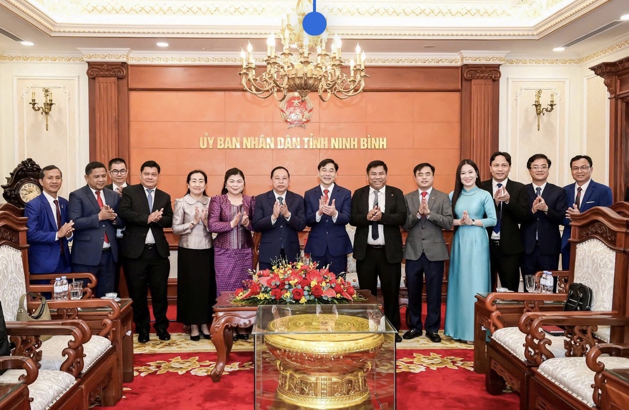 Đoàn công tác chụp ảnh lưu niệm cùng lãnh đạo tỉnh Ninh Bình.