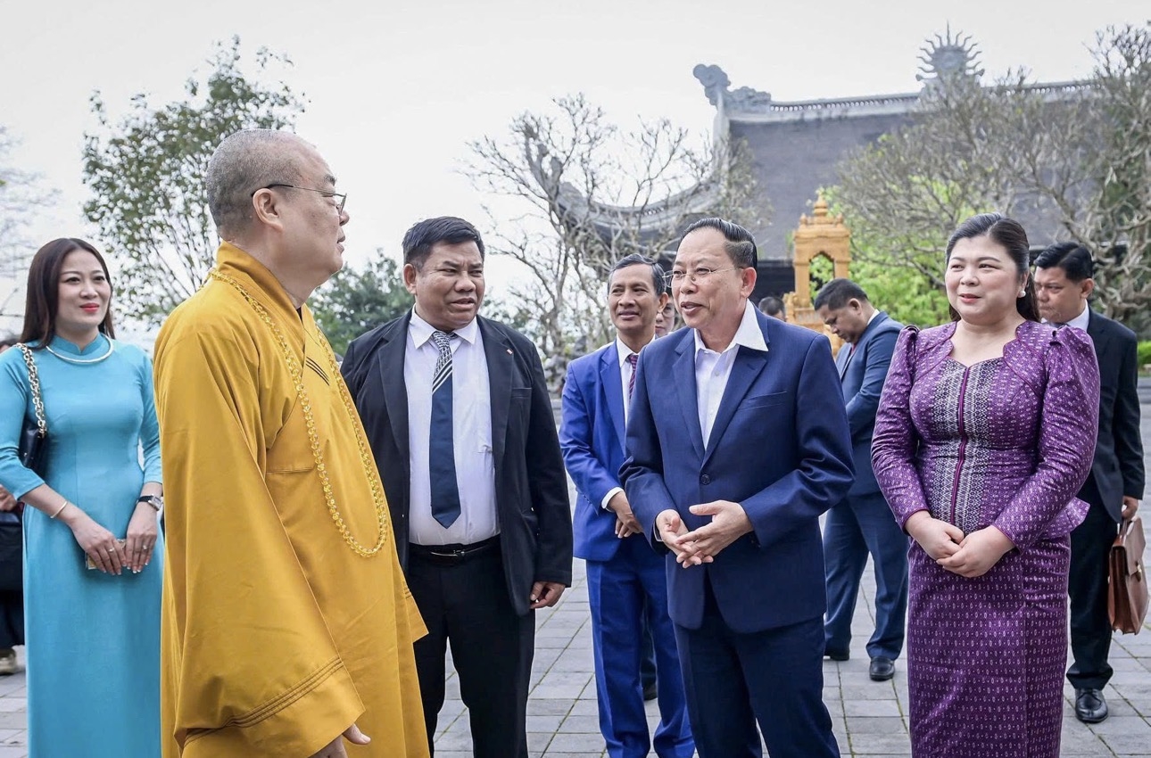 Bộ trưởng Bộ Lễ nghi và Tôn giáo Campuchia Chay Borin cùng phu nhân và Đoàn công tác tham quan, nghe giới thiệu về chùa Tam Chúc.