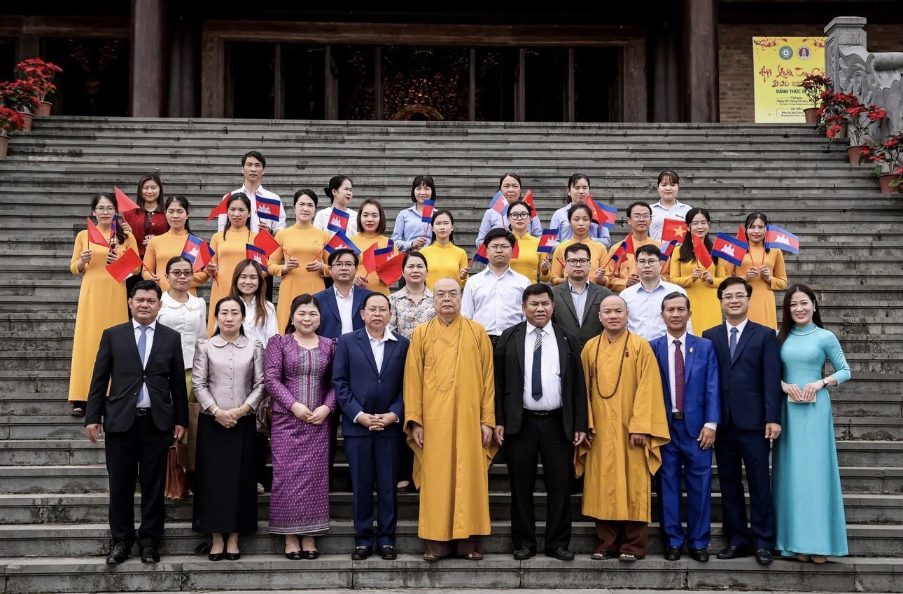 Đoàn công tác chụp ảnh lưu niệm tại chùa Tam Chúc.