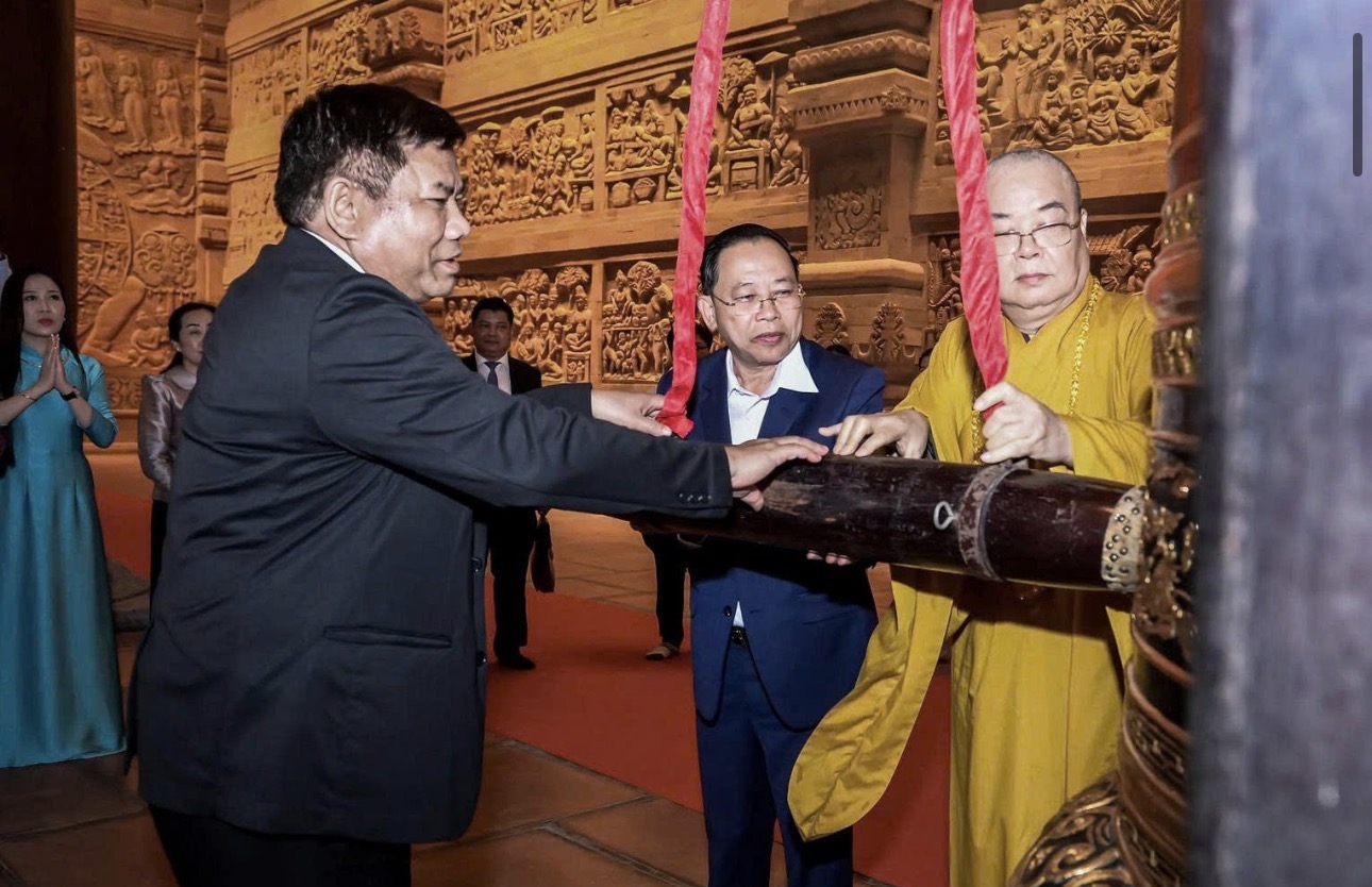 Bộ trưởng Bộ Lễ nghi và Tôn giáo Campuchia Chay Borin, Thứ trưởng Bộ Dân tộc và Tôn giáo Y Thông, cùng Hòa Thượng Thích Thanh Nhiễu thỉnh chuông tại điện Tam Thế.