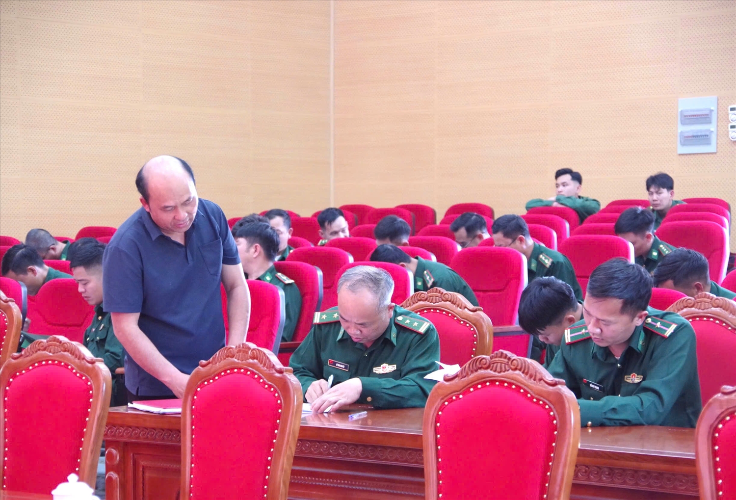 Các thí sinh làm phần thi viết