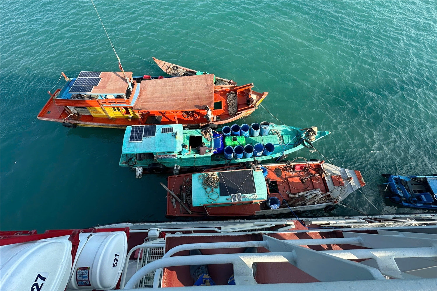 Ghe của ngư dân cập mạn Tàu 527 nhận nước ngọt