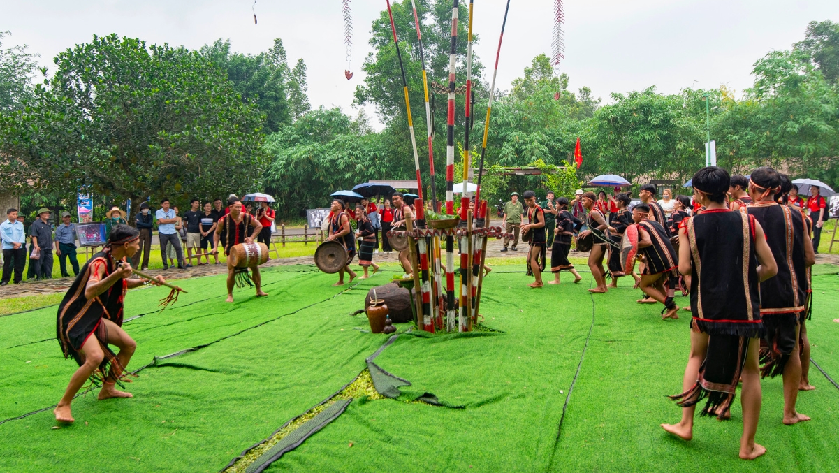 Mừng chiến thắng là lễ hội tiêu biểu của đồng bào Gia Rai thể hiện sức mạnh đoàn kết của cộng đồng trong việc xây dựng, bảo vệ buôn làng. (Ảnh: P.N)