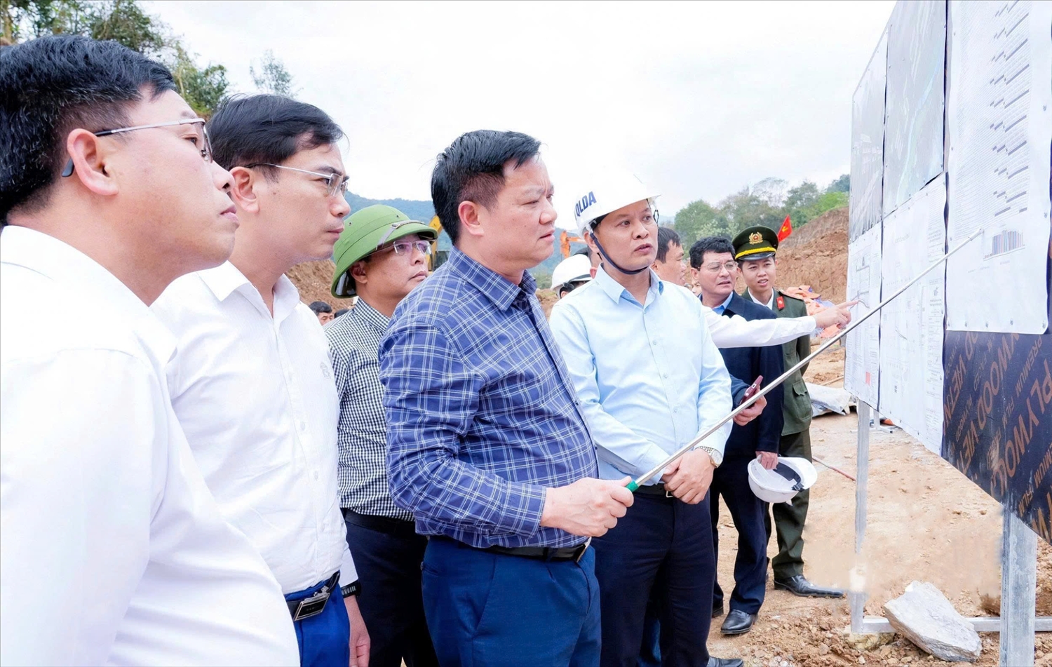 Bí thư Tỉnh ủy Nghệ An Nguyễn Khắc Thận (người mặc áo kẻ) kiểm tra tiến độ trên công trường xây dựng trường nội trú liên cấp tại xã Tam Thái - Ảnh: Phạm Bằng