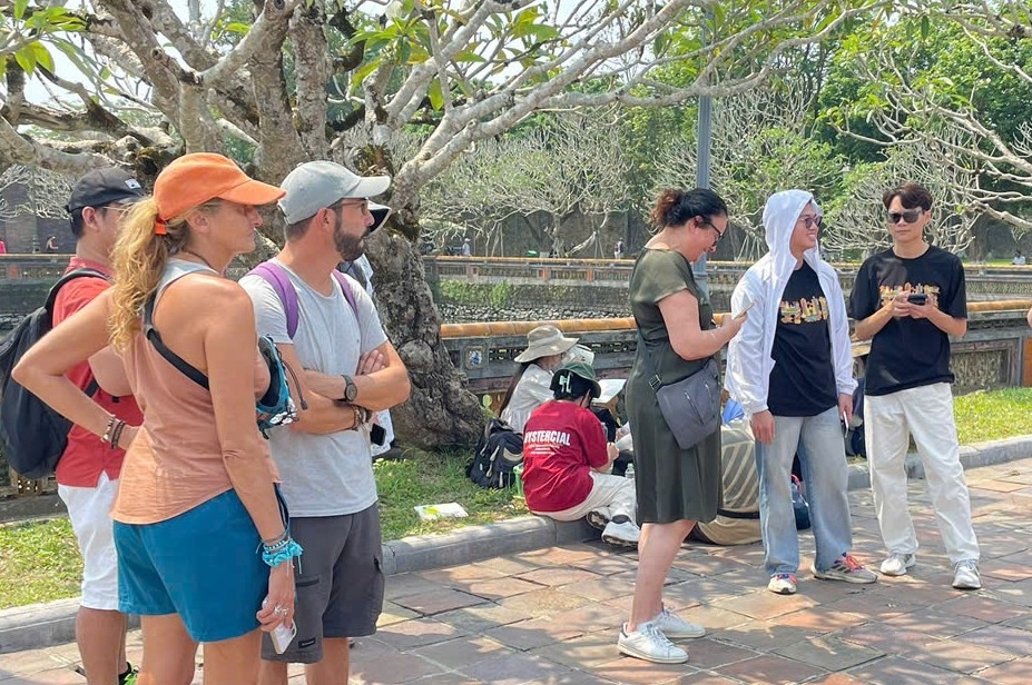 Thời tiết nắng đẹp là điều kiện thuận lợi để du khách đến với Đại Nội 