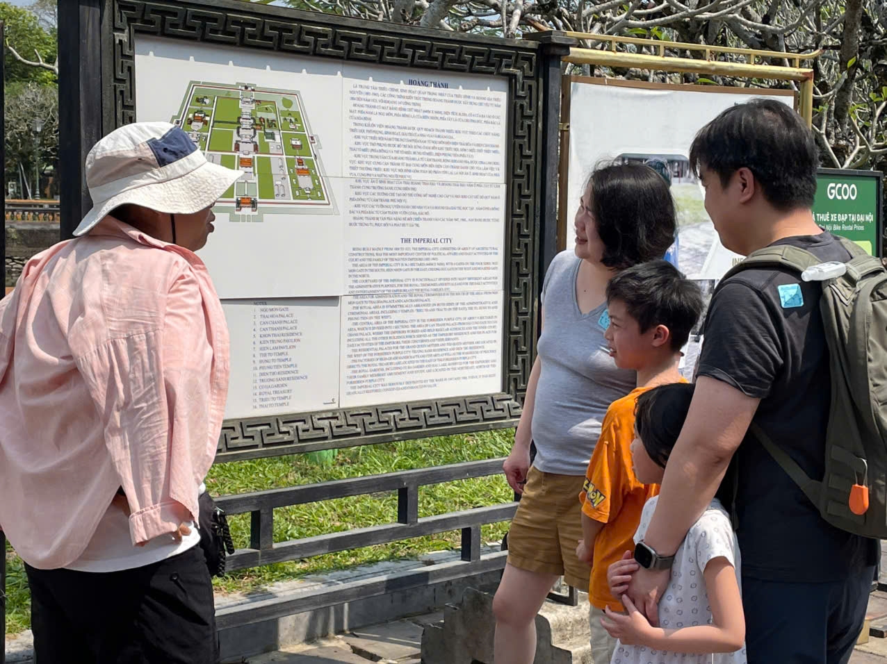 Du lịch tham quan kết hợp với giáo dục truyền thống yêu nước