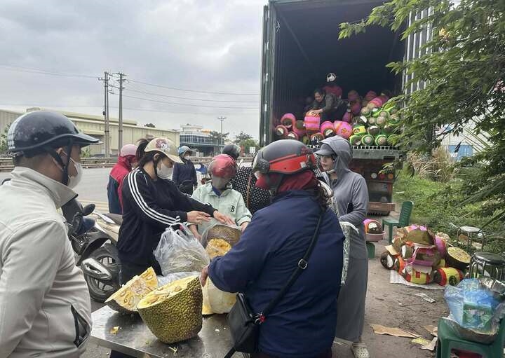 Mít được bày bán khắp các dọc đường