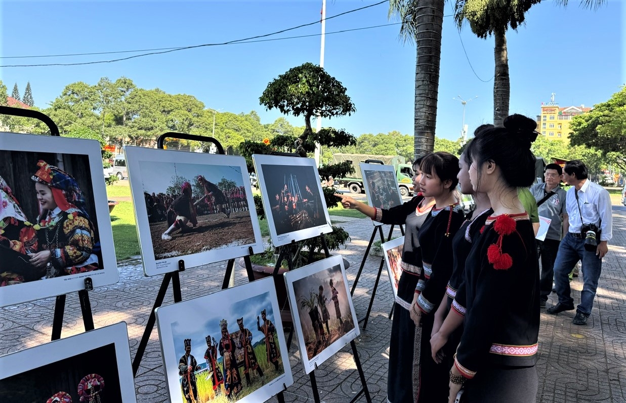 Người dân thích thú chiêm ngưỡng những bức ảnh tái hiện sinh động đời sống và văn hóa các dân tộc