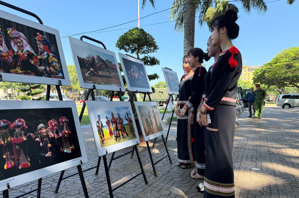 Em kg tin: “Việt Nam thu nhỏ” đầy sắc màu qua ống kính nghệ sĩ 7