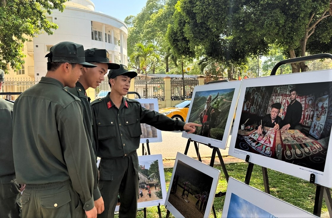 Em kg tin: “Việt Nam thu nhỏ” đầy sắc màu qua ống kính nghệ sĩ 5